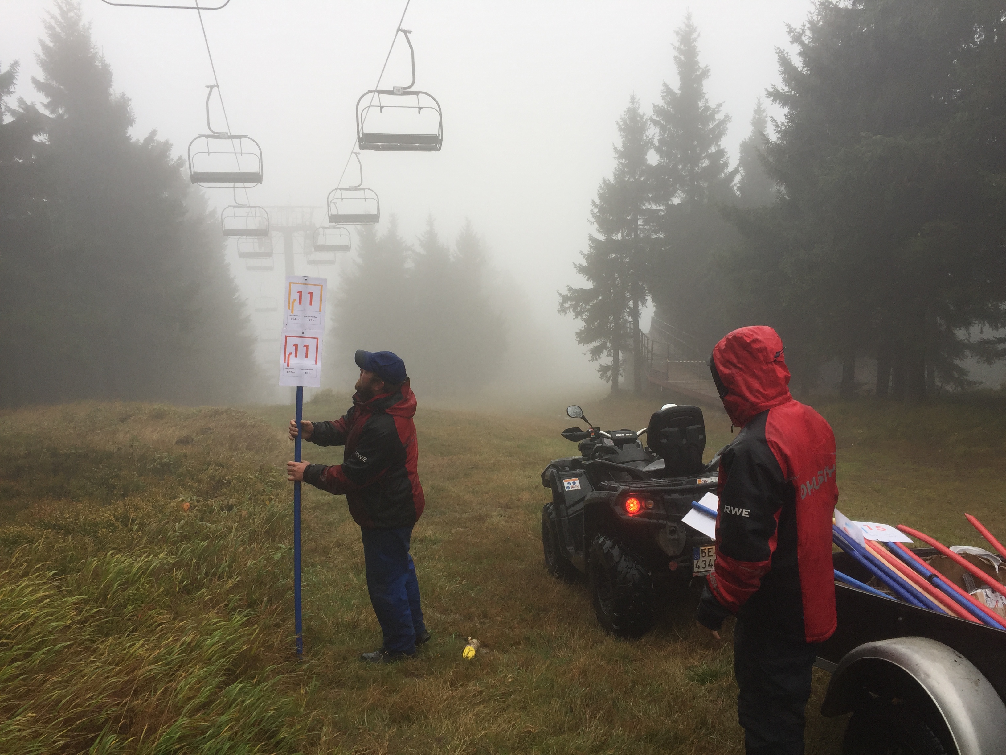 Pracovníci Skicentra při stavbě hřiště